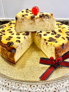 Una foto de Pastel de yogur griego, queso crema y pepitas de chocolate