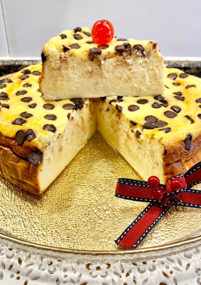 Una foto de Pastel de yogur griego, queso crema y pepitas de chocolate