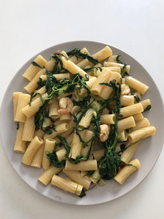 Una foto de Macarrones con rúcula