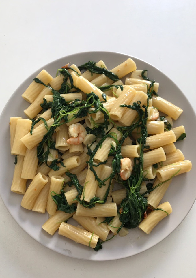 Una foto de Macarrones con rúcula