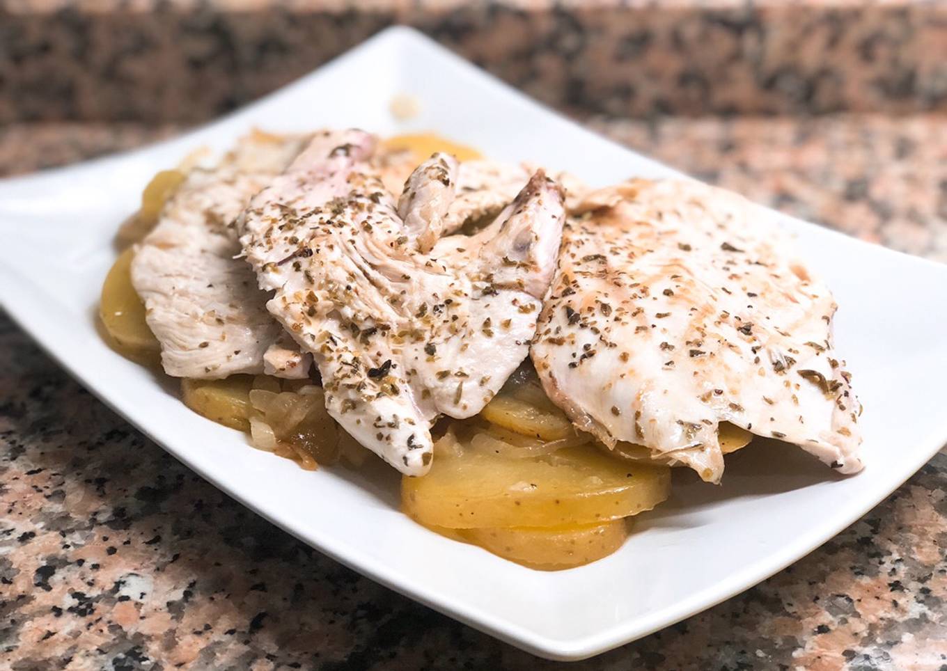 Patatas a lo pobre con pechuga aromatizada