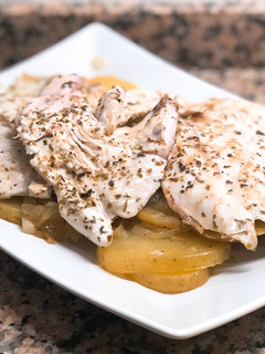Una foto de Patatas a lo pobre con pechuga aromatizada