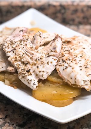 Foto principal de Patatas a lo pobre con pechuga aromatizada