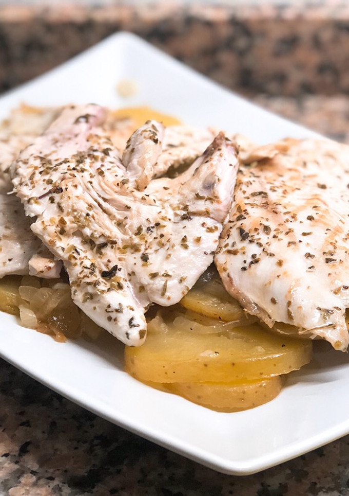 Una foto de Patatas a lo pobre con pechuga aromatizada