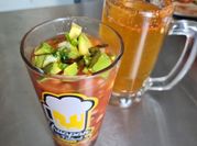 Una foto de cóctel con mandarina