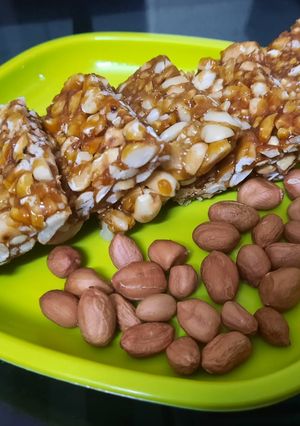 સીંગદાણા ની ચીકી (Singdana Chiki Recipe In Gujarati) રેસીપી મુખ્ય ફોટો