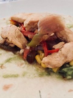 Una foto de Fajitas de pollo con guacamole picante