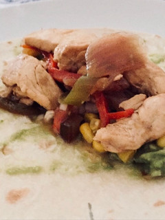 Una foto de Fajitas de pollo con guacamole picante
