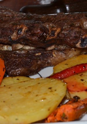 Una foto de Costillas al horno con verduras