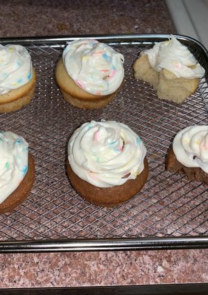 A picture of Vanilla and chocolate cupcakes/ muffins.