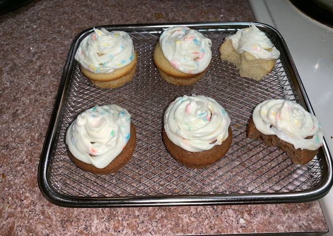 Vanilla and chocolate cupcakes/ muffins