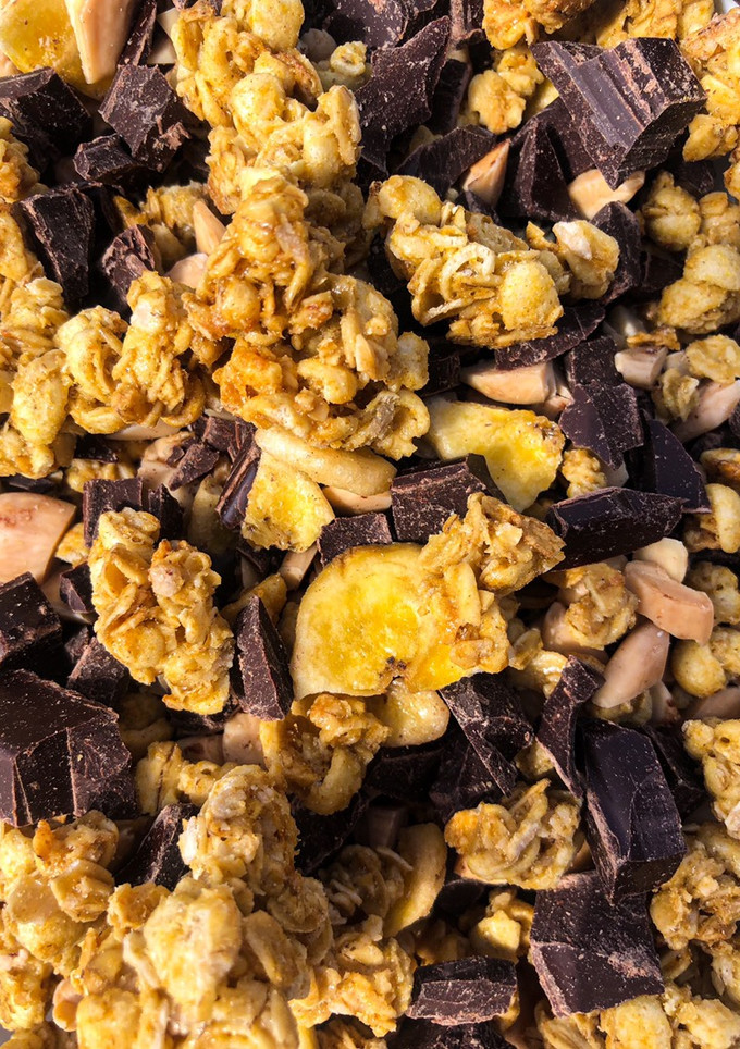 Una foto de Granola sin azúcar de plátano y chocolate 🍌🍫