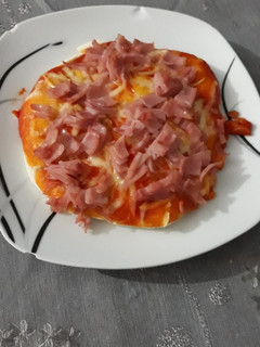 Una foto de Mini pizza jamón y queso