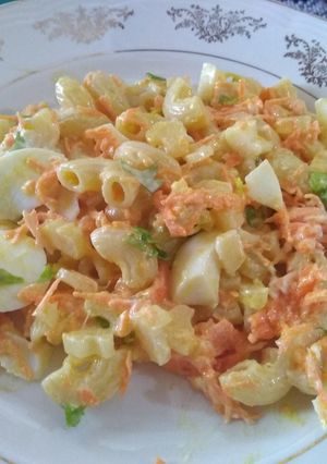 Una foto de Ensalada de apio, zanahoria y fideos