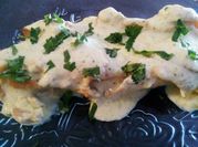 Una foto de muslo de pollo relleno horno