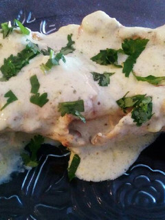Una foto de Pollo relleno de jamón y queso, bañado en crema de cilantro!! 🐤🧀🍗🌱