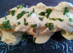 Una foto de Pollo relleno de jamón y queso, bañado en crema de cilantro!! 🐤🧀🍗🌱