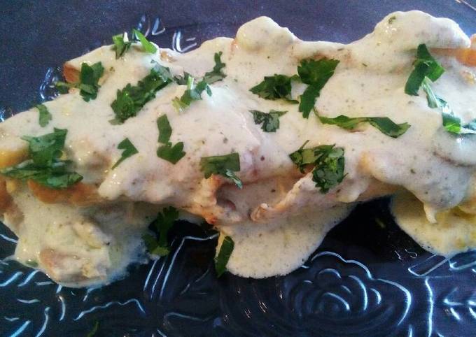 Pollo relleno de jamón y queso, bañado en crema de cilantro!! ????  Receta de guadalupe arrona- Cookpad