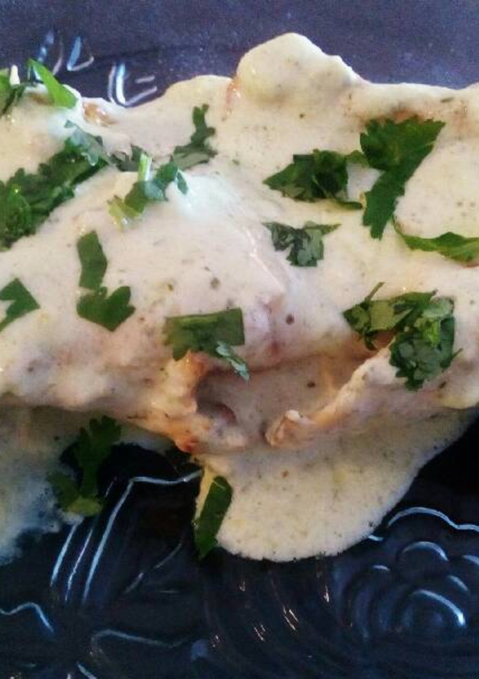 Una foto de Pollo relleno de jamón y queso, bañado en crema de cilantro!! 🐤🧀🍗🌱