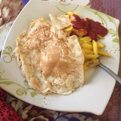 A picture of Simple chips en fried egg.