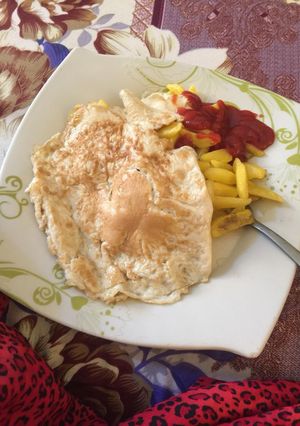 A picture of Simple chips en fried egg.