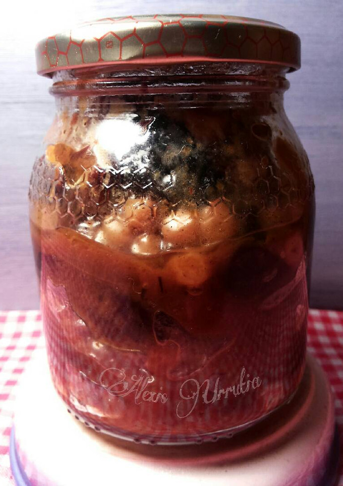 Una foto de Cebollas caramelizadas, con pasas y ciruelas
