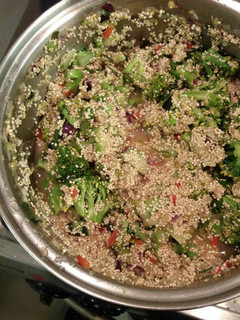 Una foto de Quinoa con verduras
