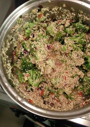 Una foto de Quinoa con verduras