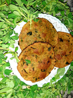 मेथी मटर कचौड़ी(methi matar kachori recipe in hindi) रेसिपी मुख्य फोटो