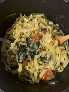 Una foto de Pasta fresca con verduras y champiñones