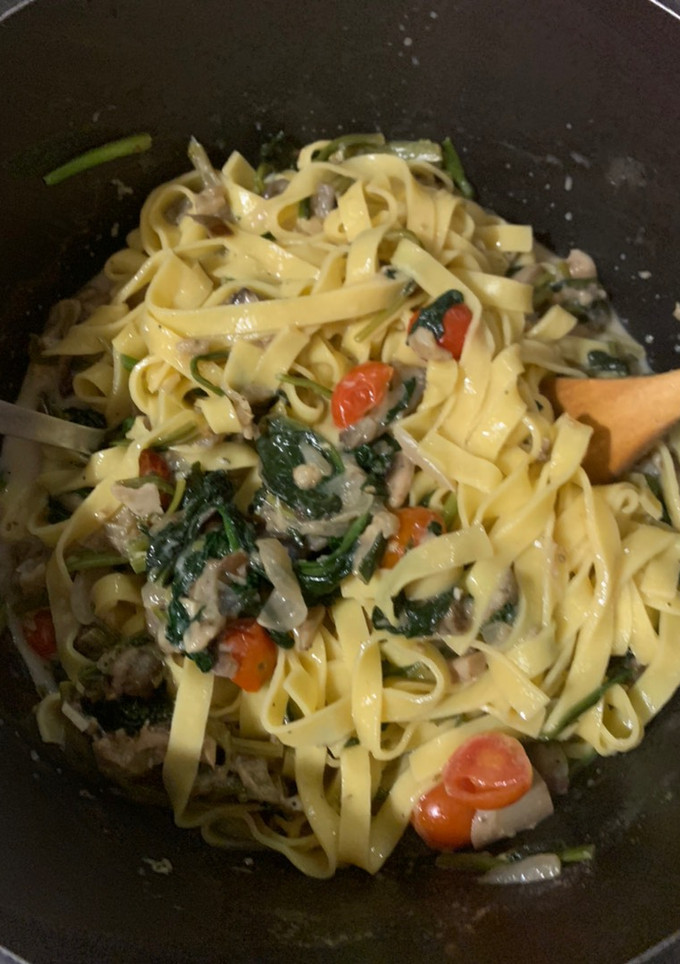 Una foto de Pasta fresca con verduras y champiñones