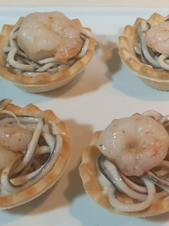 Una foto de Tartaletas de gulas, gambas y alioli