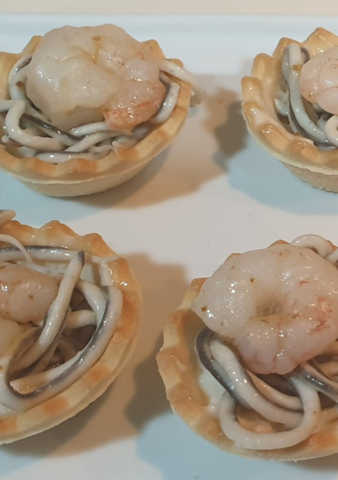Una foto de Tartaletas de gulas, gambas y alioli