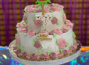 Una foto de Torta de Dos Pisos de Cumpleaños