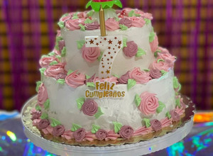 Una foto de Torta de Dos Pisos de Cumpleaños