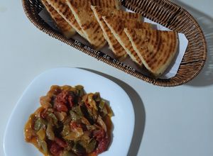 Une photo de Chakchouka et kesra 🍴