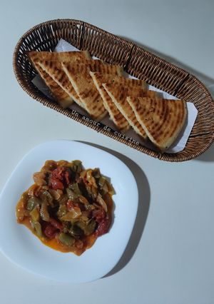 Une photo de Chakchouka et kesra 🍴