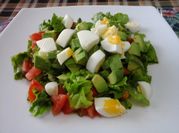 Una foto de palta y huevo
