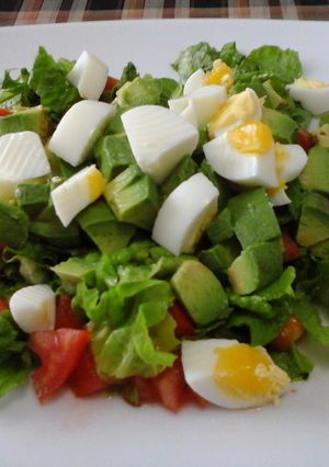 Una foto de Ensalada con palta, tomate, lechuga y huevo