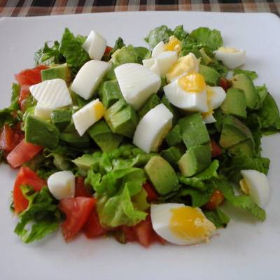 Ensalada con palta, tomate, lechuga y huevo Receta de Carolina Velandia-  Cookpad