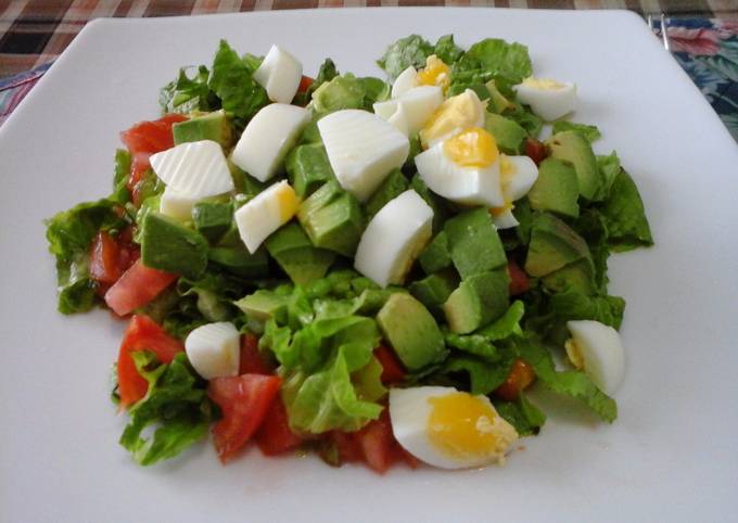 Ensalada Con Palta Tomate Lechuga Y Huevo Receta De Carolina Velandia Cookpad 5727