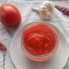 A picture of Momo Chutney.