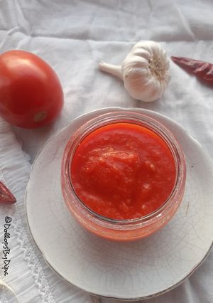 A picture of Momo Chutney.
