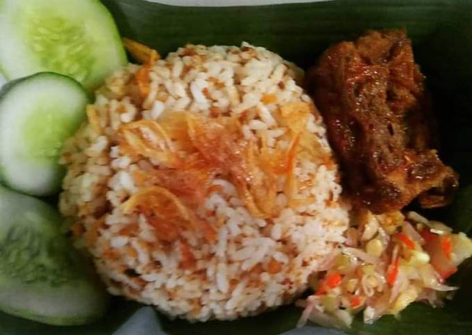 Nasi tutug oncom dengan sambal matah dan iga goreng