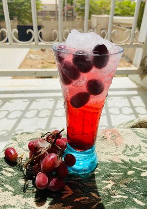 A picture of Fresh red grapes drink 🍷.