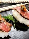 "Niguiri" de carne assada com um toque de Chimichurri