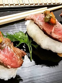Foto de "Niguiri" de carne assada com um toque de Chimichurri