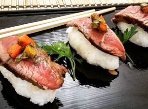 Foto de "Niguiri" de carne assada com um toque de Chimichurri