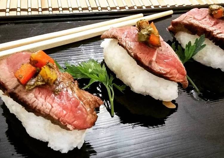 "Niguiri" de carne assada com um toque de Chimichurri - Tudogosreceitas