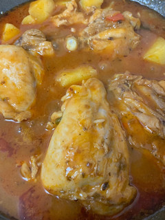 Una foto de Pollo en salsa con patatas